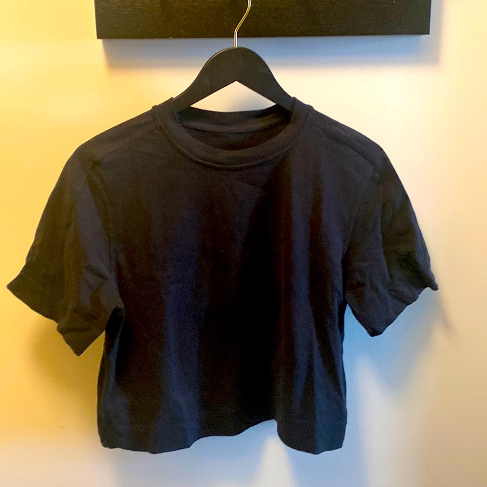 lululemon cropped black “90s” tee